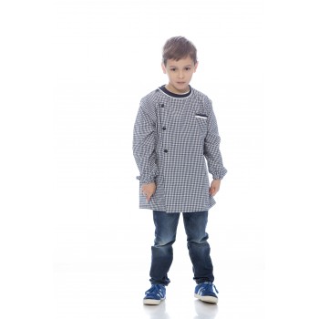 Bata rapaz em xadrez