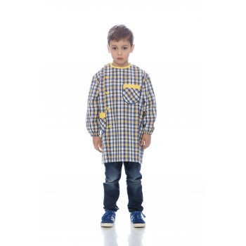 Bata rapaz em xadrez