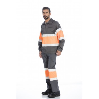 Calça em sarja alta...